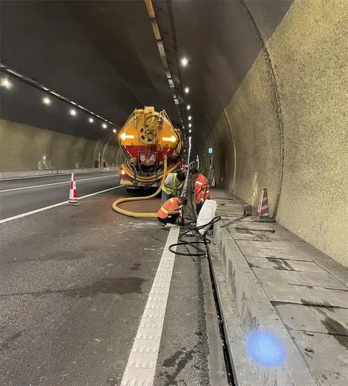 金口河隧道排水渠清淤